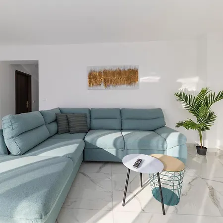 Sunrise, Beautiful Penthouse With Jacuzzi 佩特坎内