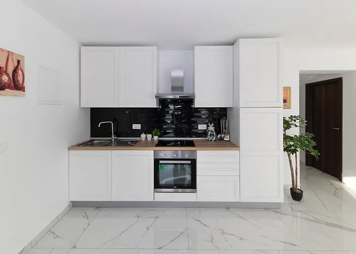 Villa Sunrise, Beautiful Penthouse With Jacuzzi *