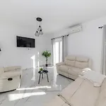Sunrise, Beautiful Penthouse With Jacuzzi Villa