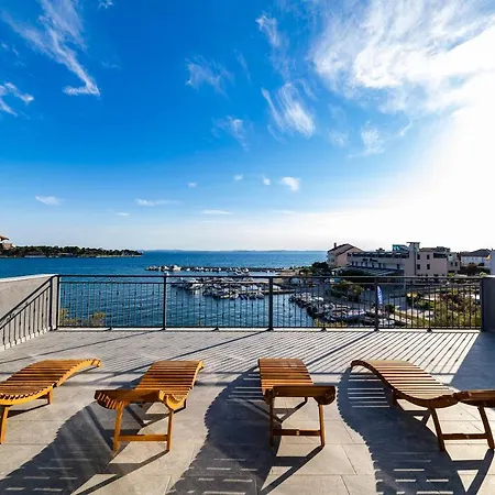 Villa Sunrise, Beautiful Penthouse With Jacuzzi *