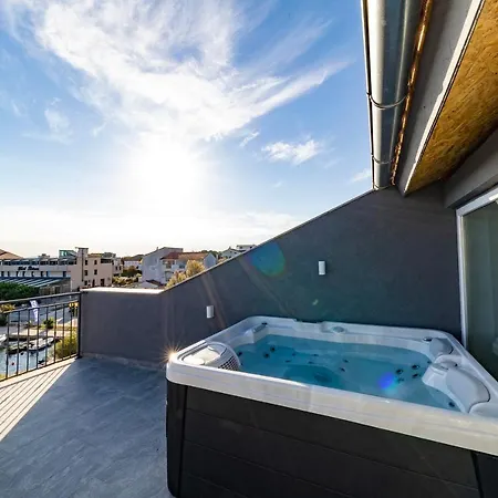 Sunrise, Beautiful Penthouse With Jacuzzi